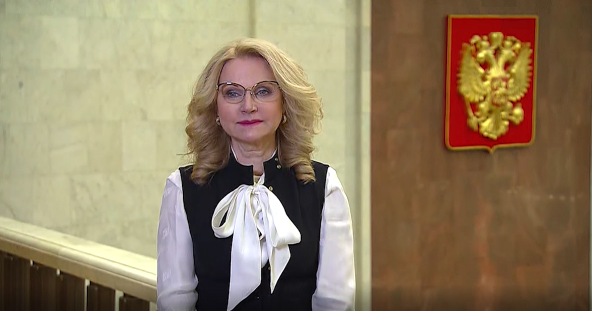 Т. Голикова: «Все разговоры о том, что наши пенсионеры живут очень бедно и их пенсии очень маленькие, и им их порой не хватает даже на продукты, на самом деле сильно преувеличены и являются мифом. Потому что все пенсионеры постоянно помогают деньгами своим внукам и детям, если бы им не хватало пенсии, то они бы наоборот просили у них помощи».