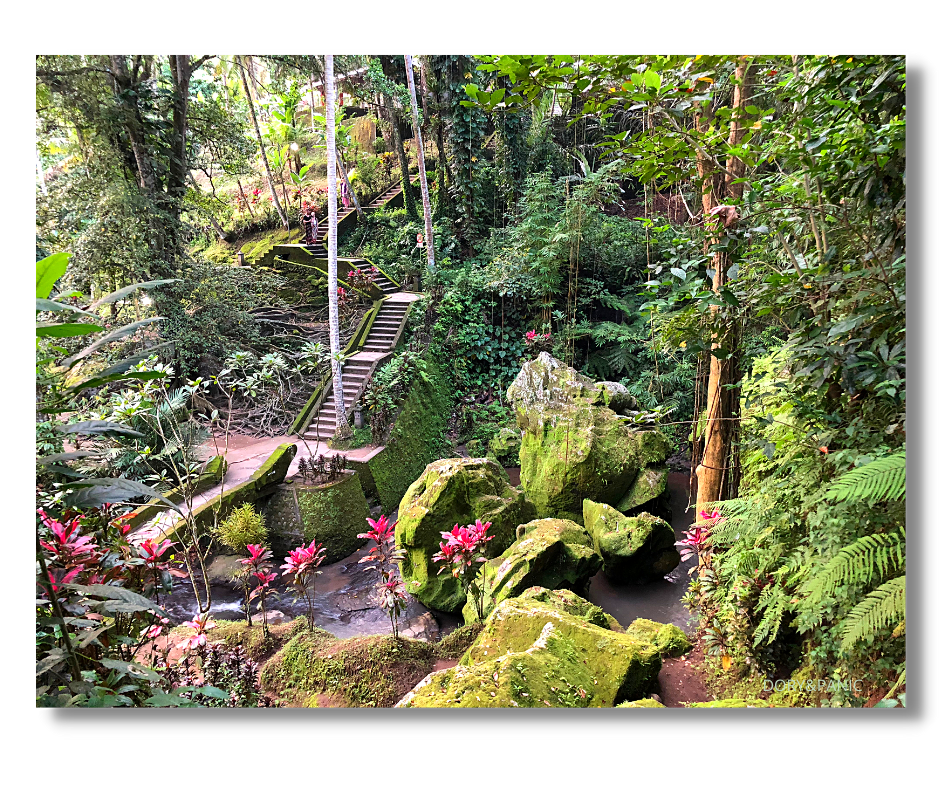 Эти глыбы и есть остатки древнего строения.  Личные фотофайлы. Instagram dory_paniс