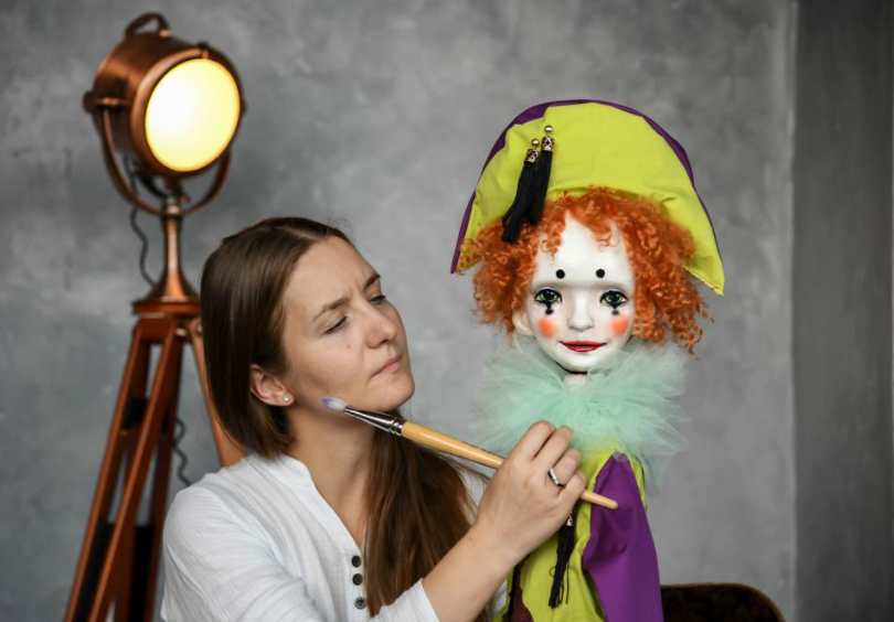 Антонина с Арлекино для проекта "Театральные куклы" (источник: официальный сайт мастера https://tonynadtochiy.com/getting-ready)