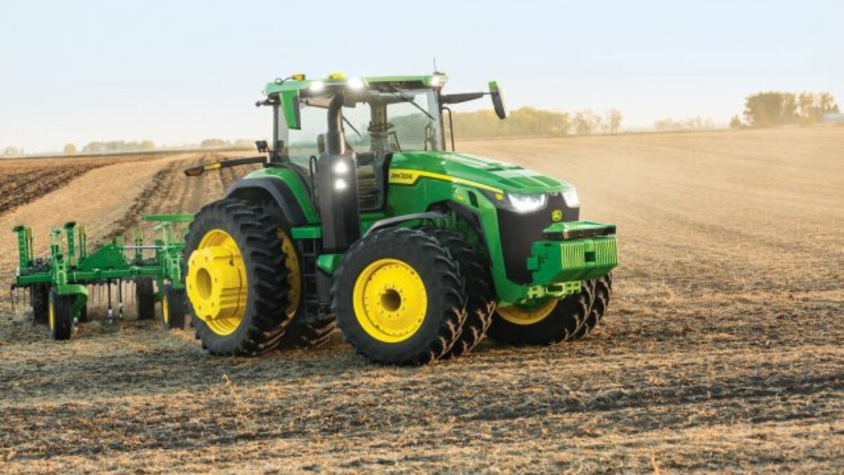 Первый серийный автономный трактор John Deere 8R на CES-2022. Фото: John Deere
