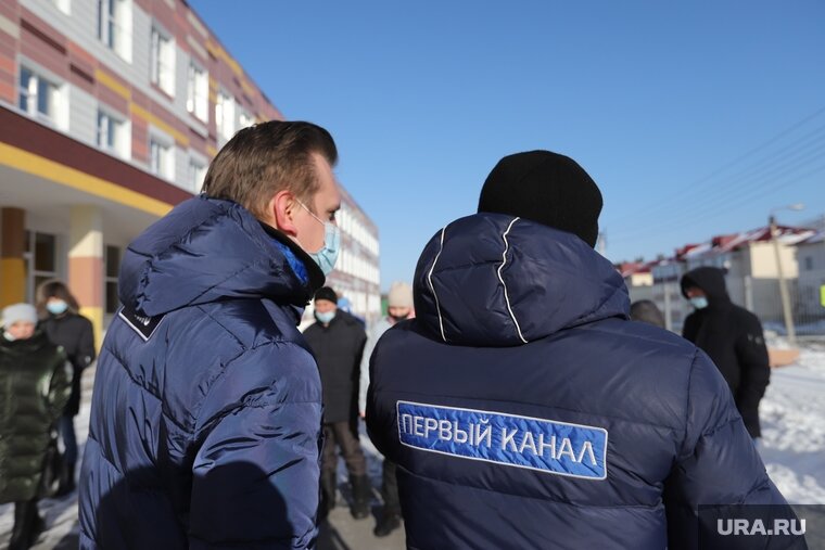 Первый канал снимает сюжет о школе в селе Кетово, о цене которой застройщик и власти не могут договориться два года Фото: Екатерина Сычкова © URA.RU