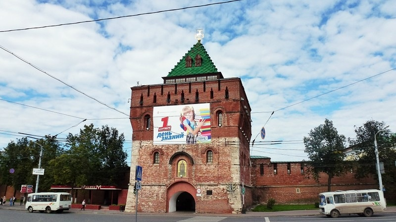 Дмитровская башня — неофициальный символ самопровозглашённой "приволжской столицы". Кстати, местные СМИ уже просто задолбали этим слоганом. Но СМИ у нас так же дебильны, как дебильна сама власть