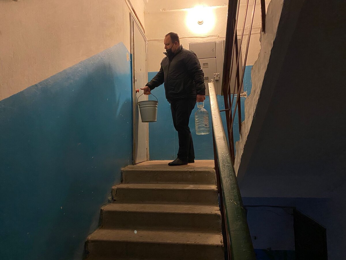 Привлечённые депутатом волонтёры приносят воду пожилым жильцам
