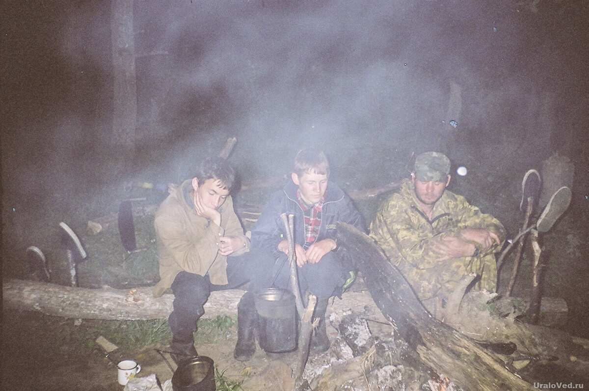 У костра после тяжёлого первого дня сплава. Я сижу в середине. 2001 г.