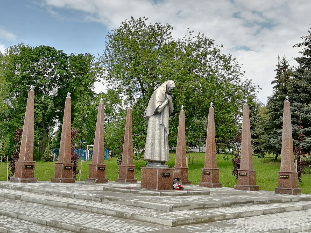 Памятник матери в Задонске (координаты: 52.393265, 38.920710)