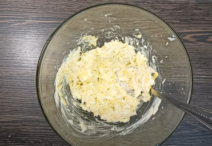 Натертые вареные яйца с майонезом