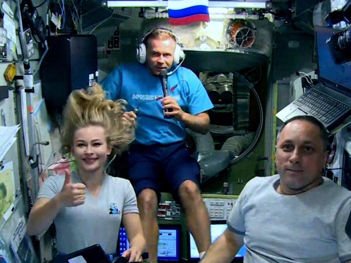 На станции в космосе.