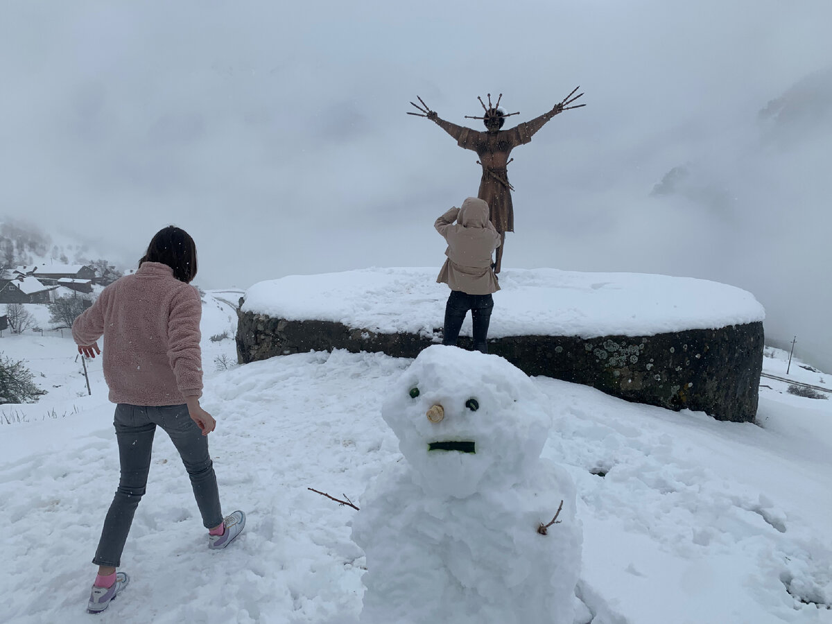 Арт объект «Танец с кинжалами» весьма точно передаёт погодные условия.