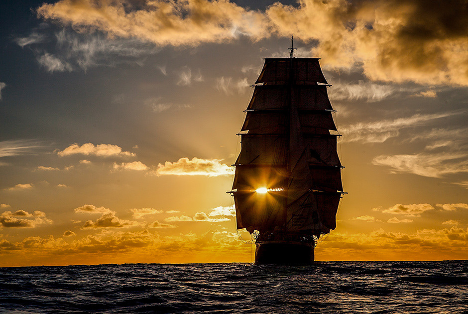 уплывающий корабль в даль. уходящие вдаль корабли. парусник на закате. одинокий парусник. уходящие вдаль корабли.