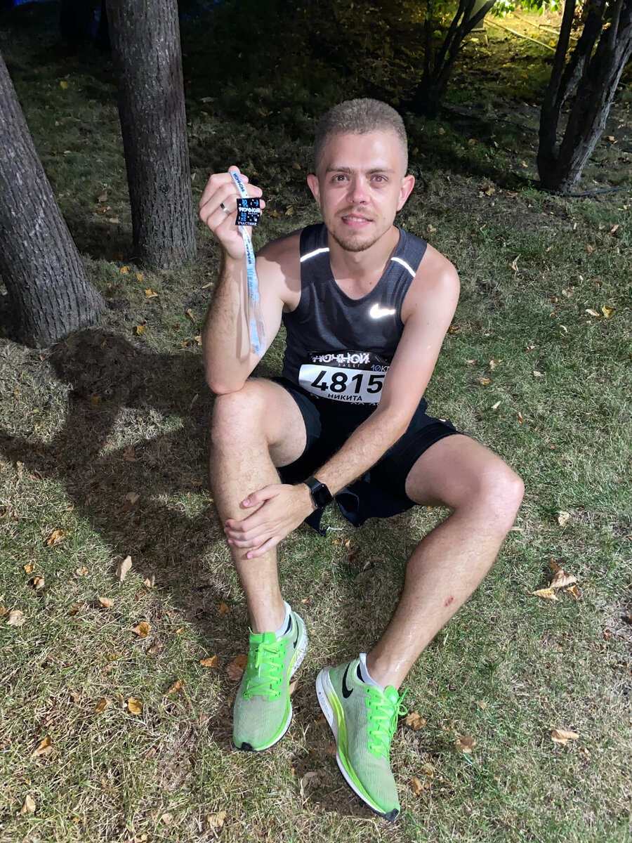 Ночной забег 2020. Для того чтобы значок хоть немного ассоциировался с медалью, его прикрепили на небольшой брендированный шнурок. Хорошее решение. Фото из личного архива автора