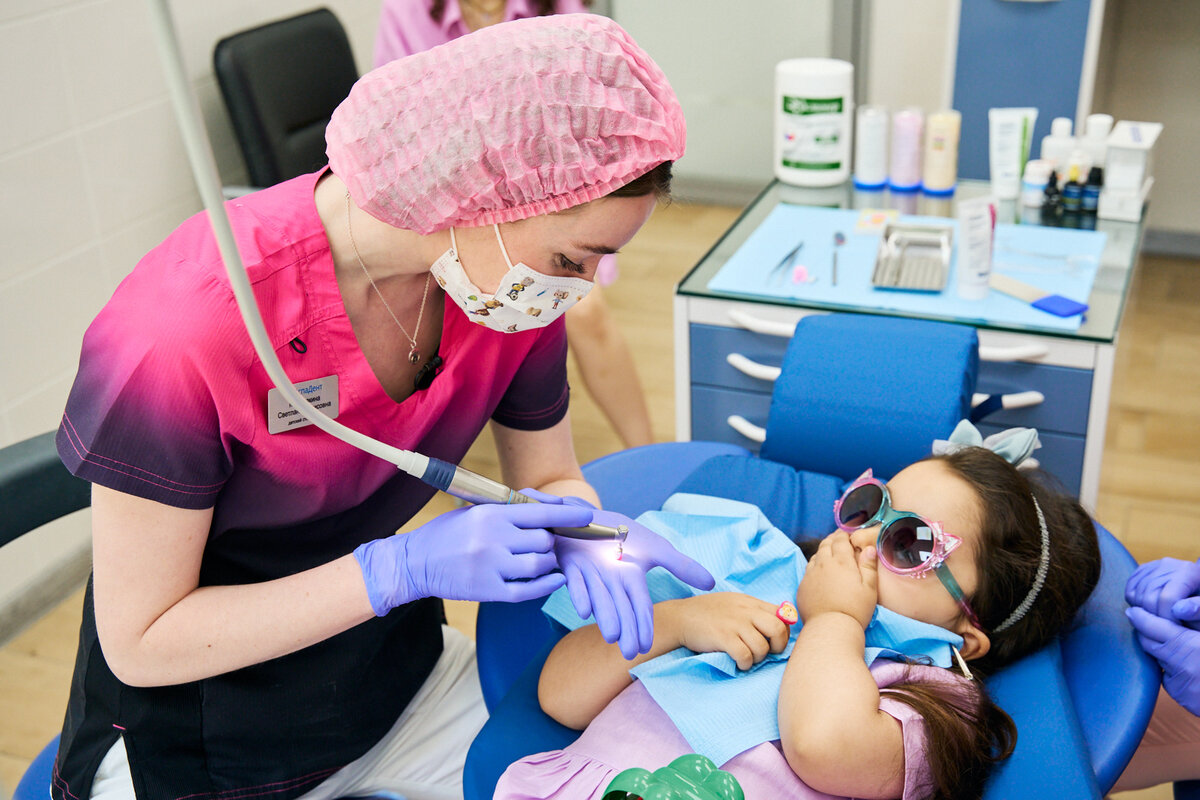 Опытный врач проводит адаптационный прием в ЭспаДент Kids 