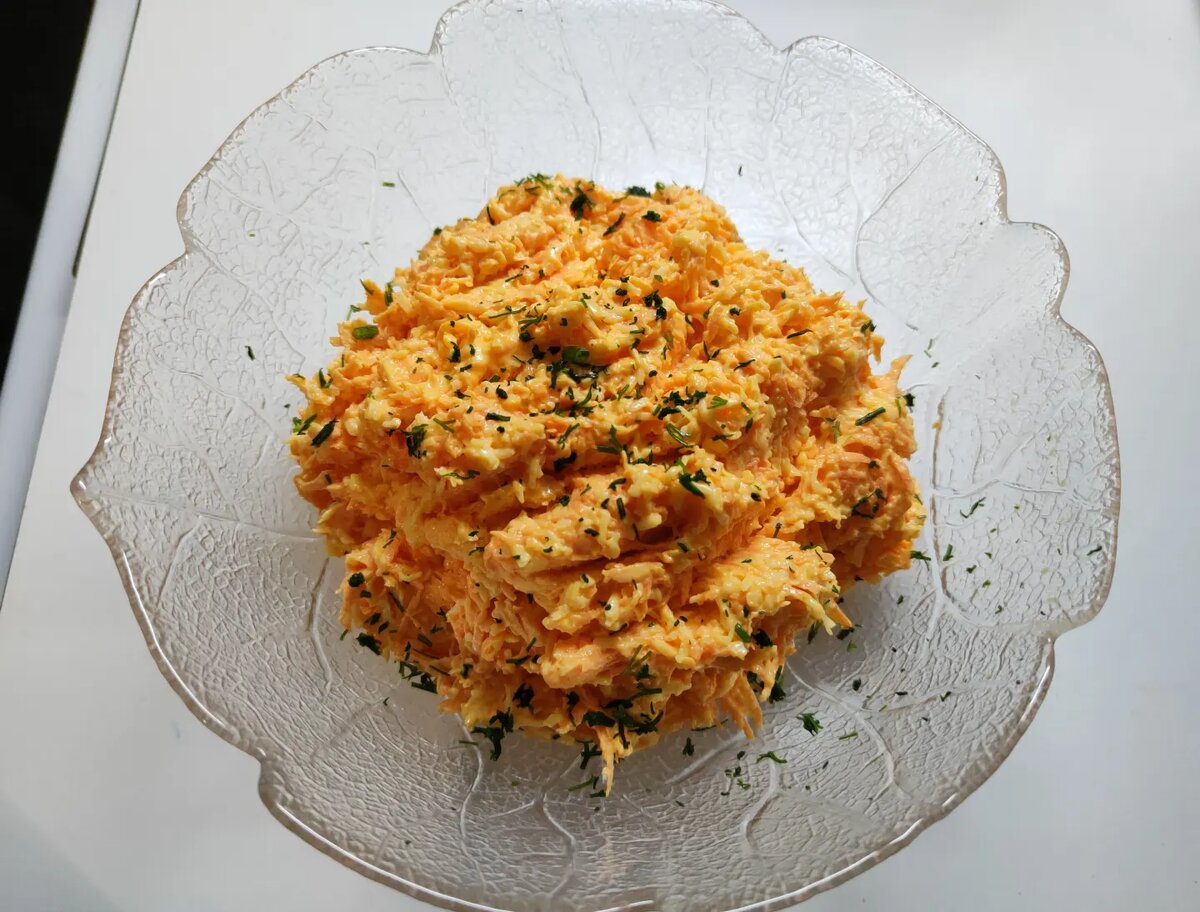 Такой простой салатик очень любят в моей семье: готовится считанные минуты, всё очень просто и доступно 😊