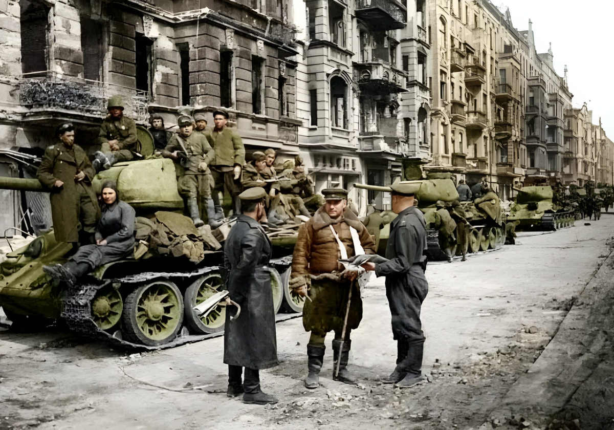 Москва берлин победа. РККА В Берлине 1945. Танки в Берлине 1945.