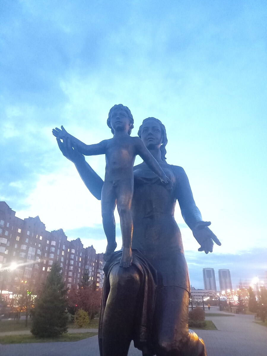 г. Новокузнецк сквер им. Николая Ермакова, скульптурная композиция "Материнство".