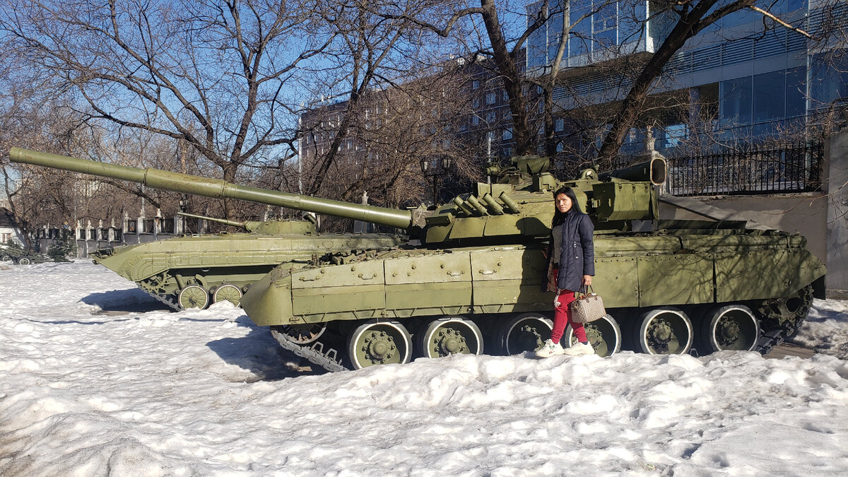 А это Россия. Центр Москвы. Здесь нет американских военных баз, потому что даже во дворах учебных заведений стоят танки. На всякий случай.