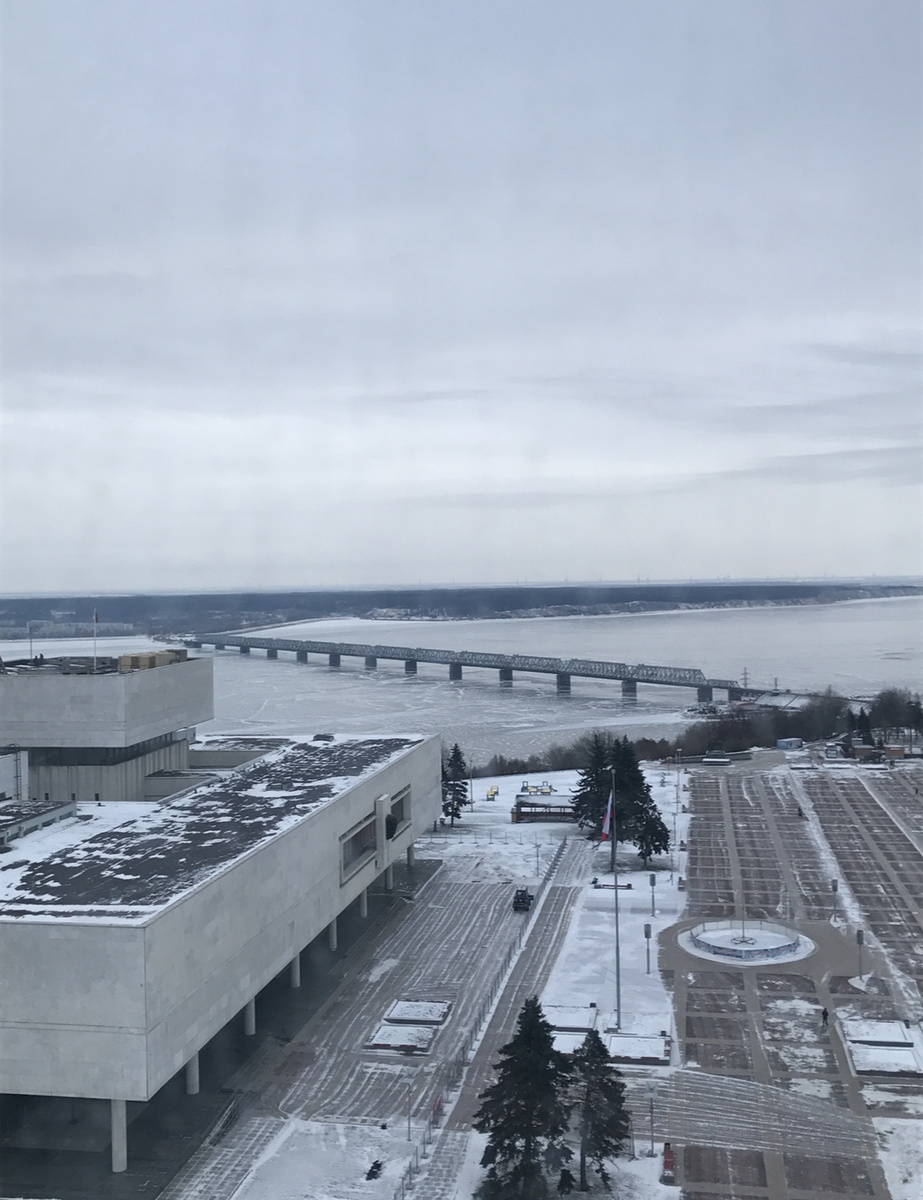 Белым снегом засыпало город,
Ветер студит нещадно лицо,
Сквозь пальто пробирается холод,
Руки скованы, словно кольцом.
Поседели, смыкаясь ресницы,
Тает снег на висках и губах,
На плечо, закружившись, ложится
И рисует узор на плечах.
Он летит над широкой рекою,
Под сугробами прячет мосты,
Лёгким шорохом вновь беспокоит,
Корабли возле стылой воды… (Николай Столяров) Фотография автора
