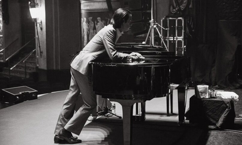 «Я верю, что в основе написания песен лежит настоящая тайна». Ник Кейв на саундчеке в Beacon, Нью-Йорк, март 2022. Фотография: Меган Каллен