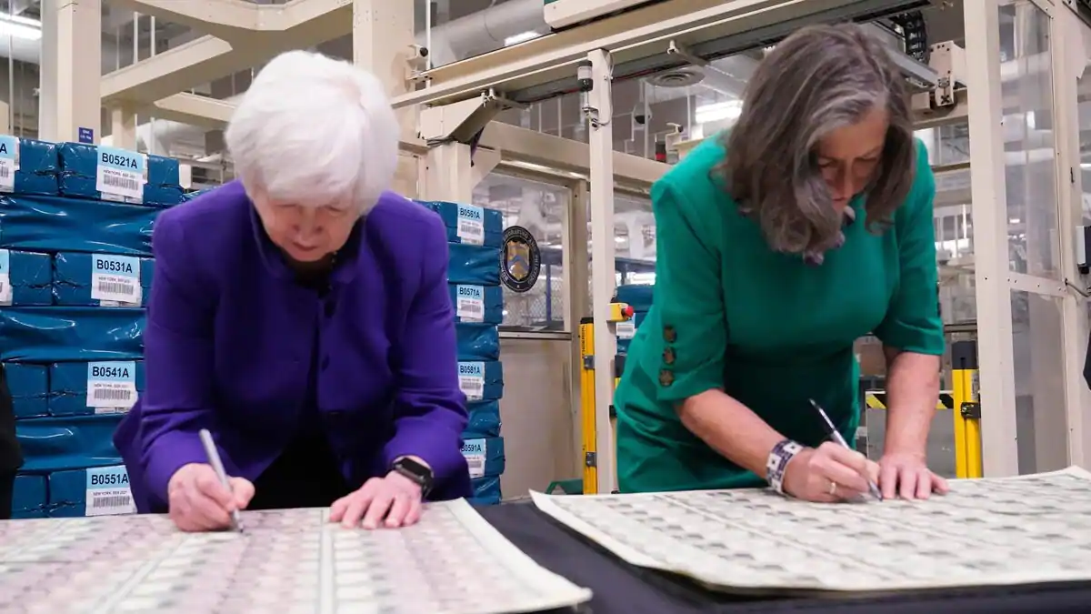 Джанет Йеллен и Линн Малерба стали первой женской парой, подписавшей в 