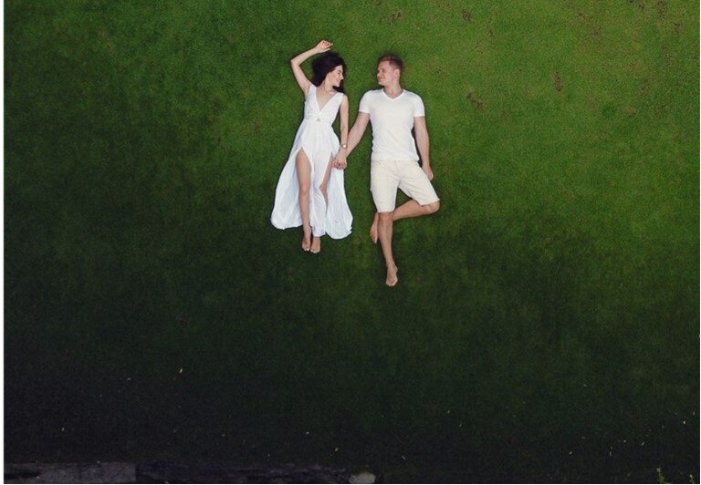 https://img.freepik.com/free-photo/couple-lie-on-a-graas-on-a-bali_1157-33624.jpg?