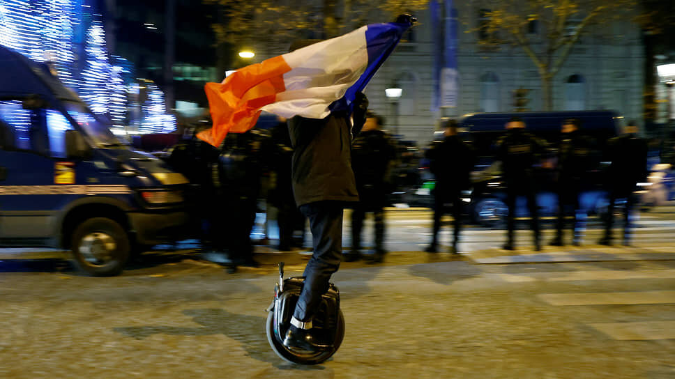 Фото: Gonzalo Fuentes / Reuters📷Беспорядки в Париже