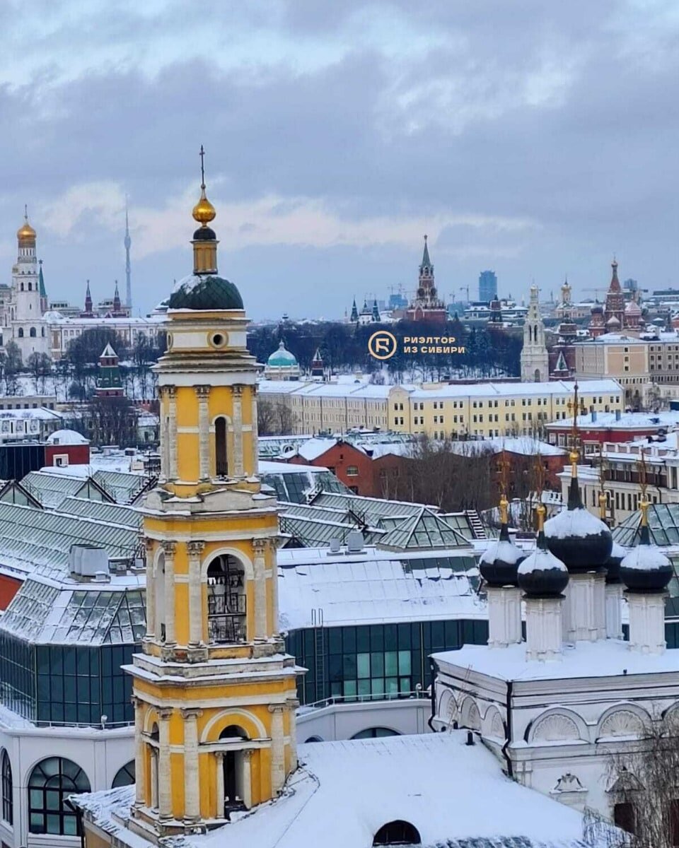 Вид с девятого этажа дома Лаврушенский рядом с Третьяковской галереей