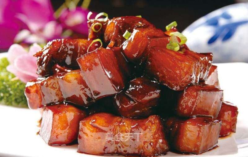 Та самая тушёна свинина. Выглядит очень аппетитно, а на вкус просто божественна. Её тушат часами, чтобы кусочки буквально таяли во рту.