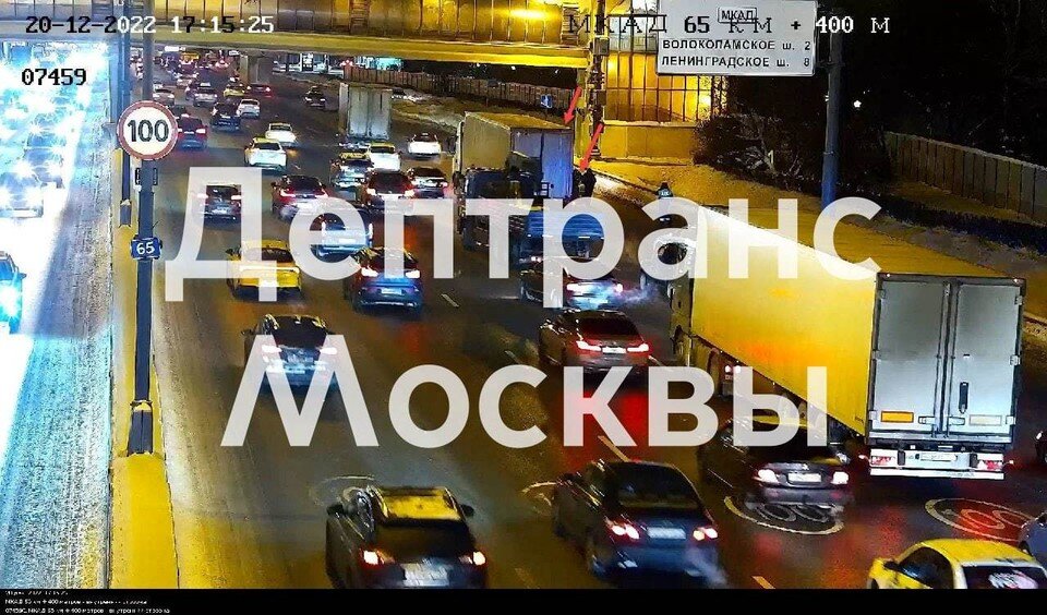     Движение по двум полосам 65-го километра МКАД затруднено из-за столкновения двух автомобилей  Департамент транспорта Москвы