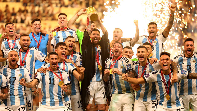    Игроки сборной Аргентины празднуют победу.