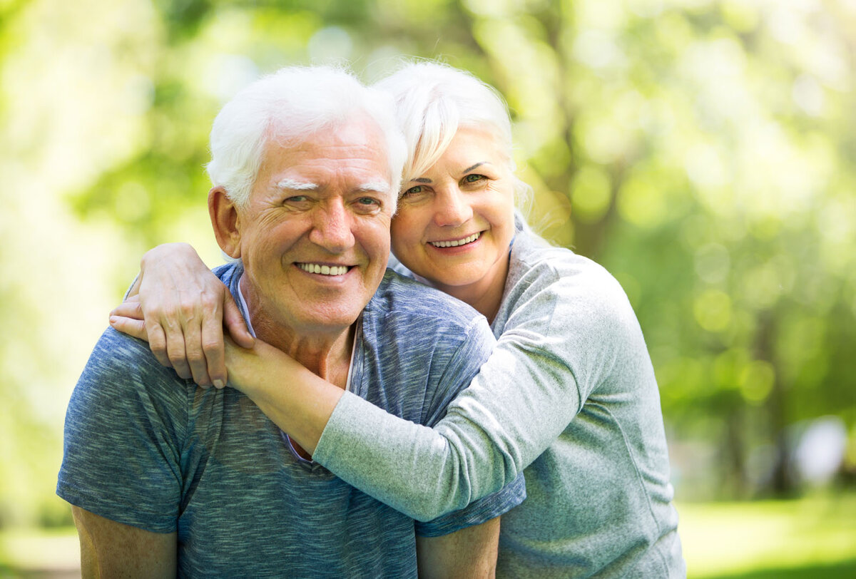 счастливая пара пожилых людей. Retirement insurance. накопления на старость. клуб пенсионеров. пенсионеры больше.