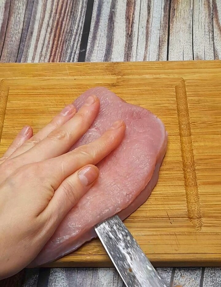 Выбрала я стейки Индейки, уж очень полюбилось мне это мясо! Делаем вдоль разрез, в середине не до конца!