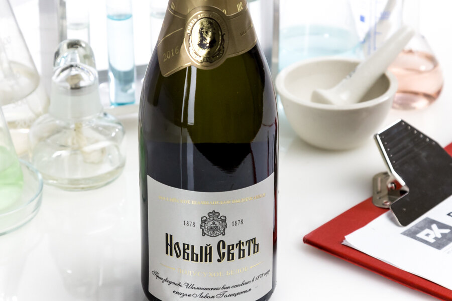 шампанское на прилавке. выбор шампанского.