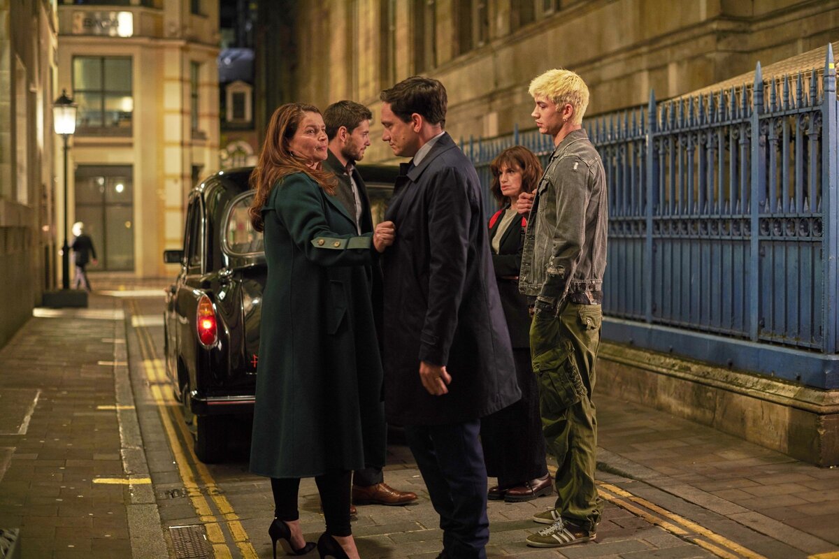 Кадр из сериала "По расчету" / источник: https://kino.mail.ru/series_921997_alfons/