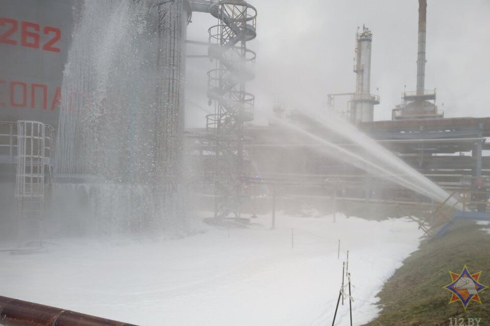     Спасатели ликвидировали возгорание резервуара на «Нафтане». Фото: vitebsk.mchs.gov.by