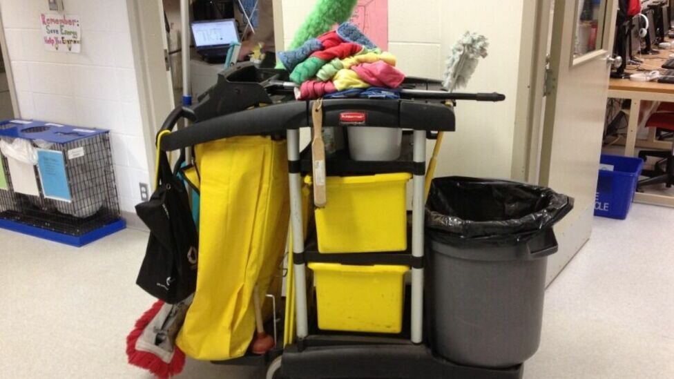     В Госдумы разрабатывается законопроект о трудовом воспитании школьников, по нему детей могут обязать убираться в классах и столовой, новость об этом активно обсуждают в соцсетях ростовчане.