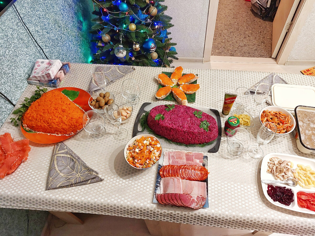 На фото все, кроме стейков семги