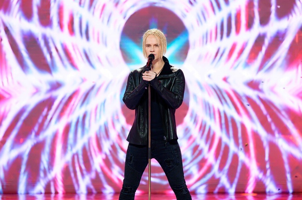     SHAMAN в этом году спел на сразу на трех главных каналах в новогоднюю ночь. Прозвучали его хиты: «Я русский», «Встанем». Фото — телеканал «Россия».