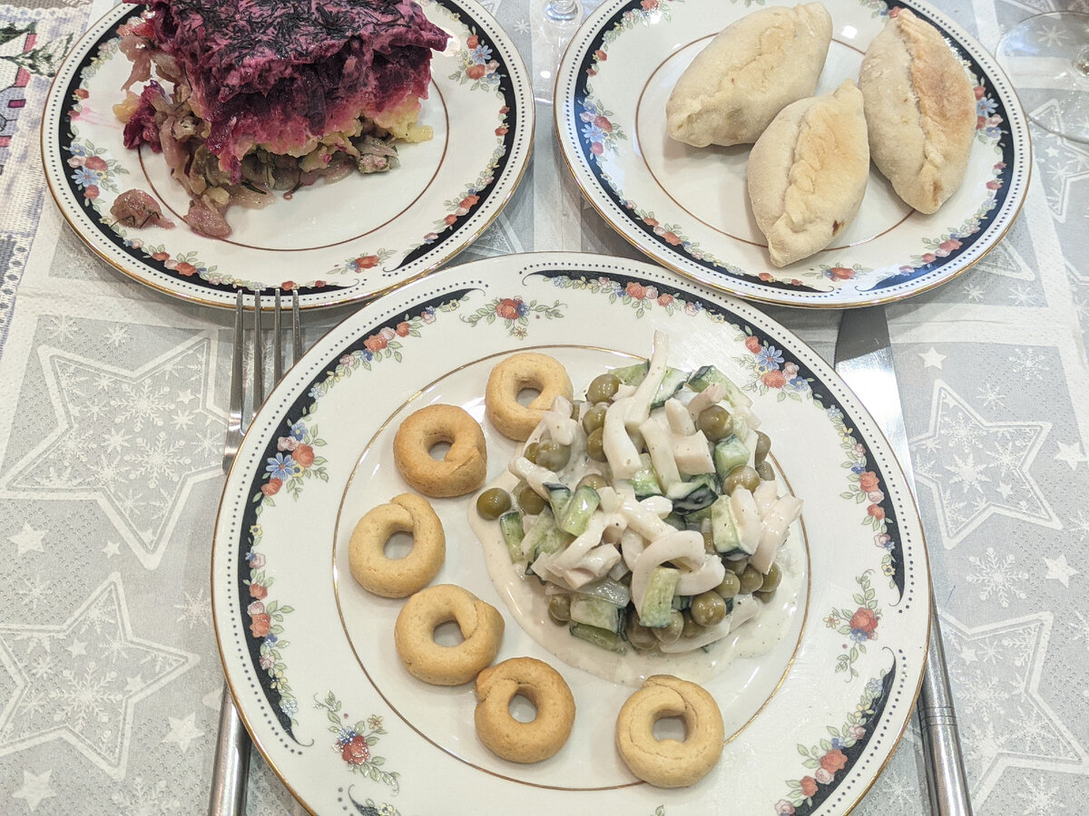 Сельдь под шубой, салат с кальмарами, крендельки (из вчерашнего подарка), пирожки с капустой, облепиховый морс