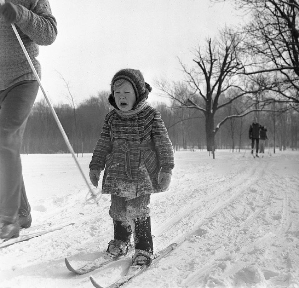 Советские дети катаются с горки. Детские забавы воспоминания. Счастливые воспоминания детства. Зима рисунок. Наше детство.