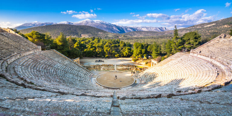   Этот уголок Греции не оставит Вас равнодушным, театр завораживает своей элегантностью и симметричностью. Именно здесь история и искусство встречаются с природой и создают волшебную атмосферу.
