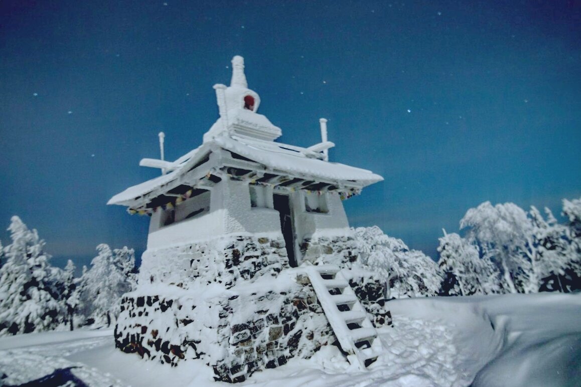 Заснеженный монастырь.