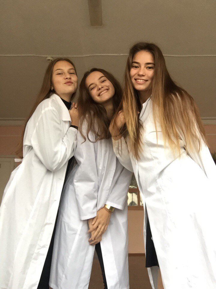 2019 год. Елена Красненко (в центре). Победительница социально-культурного проекта КОРОЛЕВА ВЫПУСКНОГО БАЛА (Ачинск, Красноярский край)