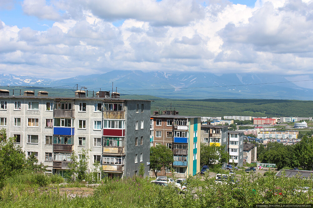 Камчатский дом. Дом быта Камчатка Петропавловск-Камчатский. Край земли Петропавловск-Камчатский. Камчатка город люди. Камчатка контрасты природные.