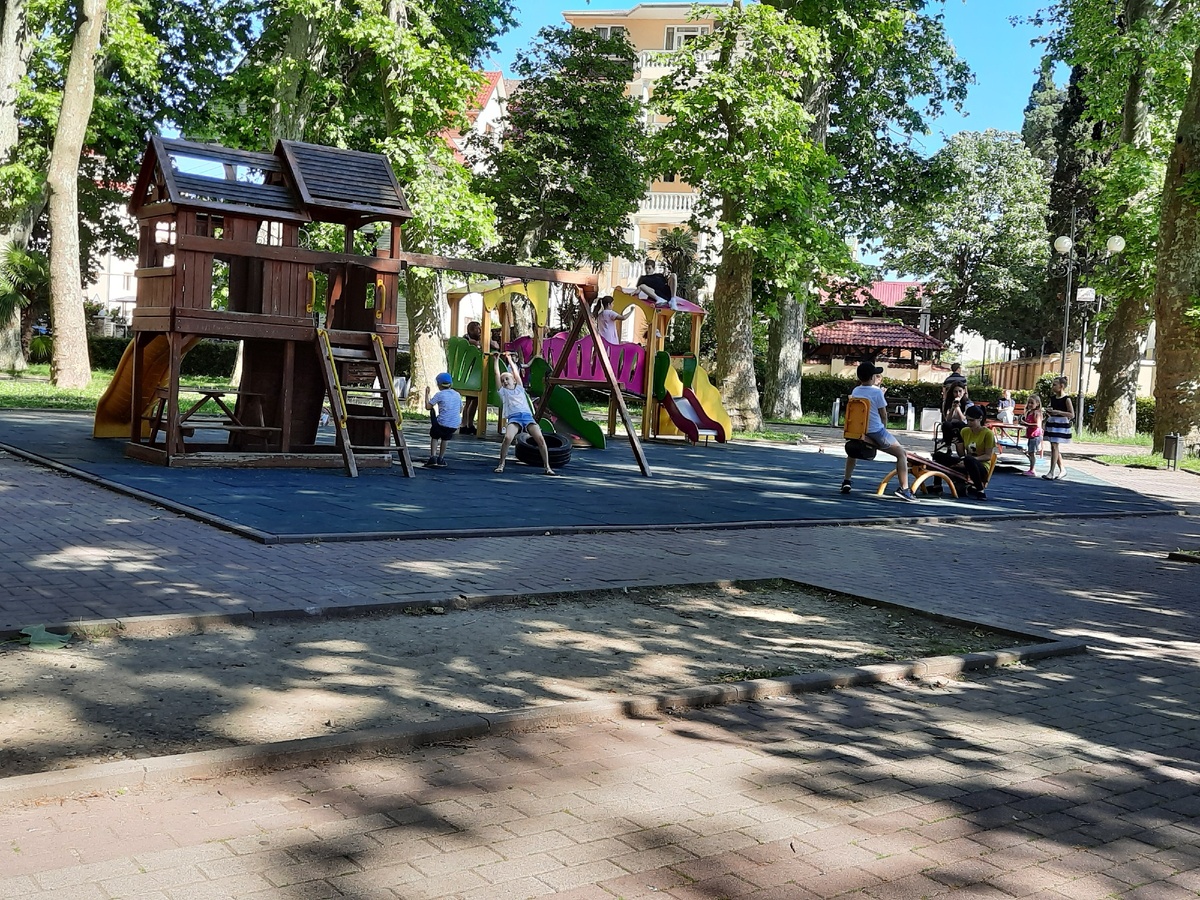 Площадка рядом с набережной.