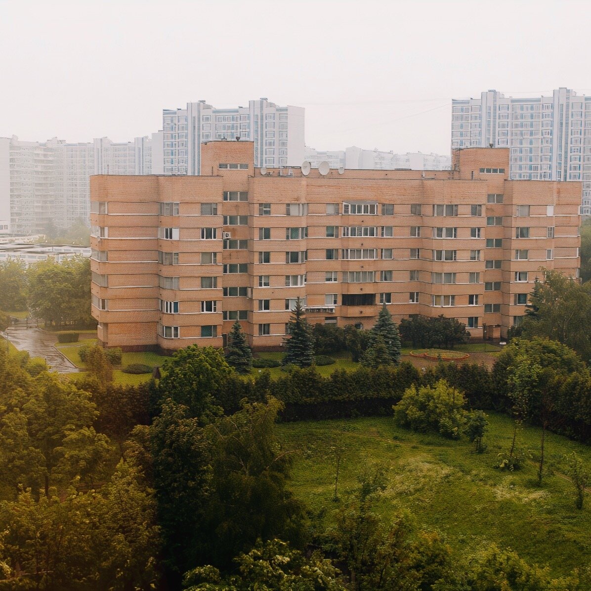 Московский выходить. Дом Ельцина в Крылатском. Ельцинский дом в Крылатском. Улица осенняя Москва дом Ельцина. Осенняя улица 4к2.