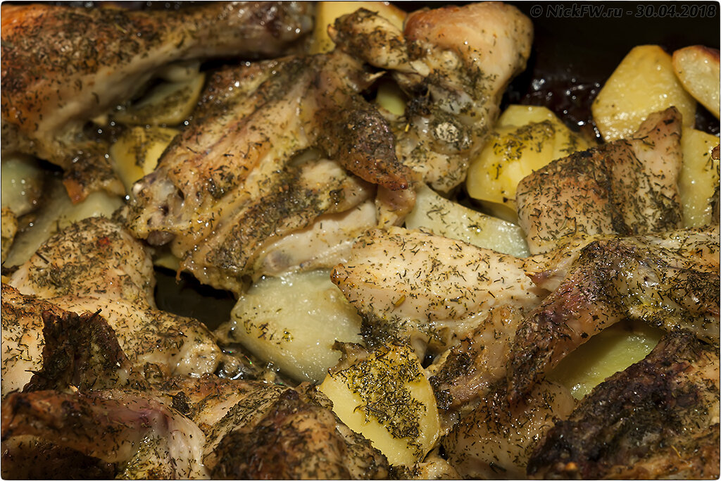 1. Куриные крылья и голень с картошкой в духовке - © NickFW.ru