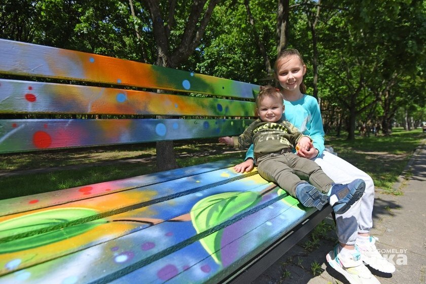 
«Тут ничего серьёзного. Нам дали краску и попросили обновить скамейки. Два человека рисовали, отдыхая, можно сказать, в своё удовольствие», – объяснил нюансы представитель художественной студии Павел Ермоленко.