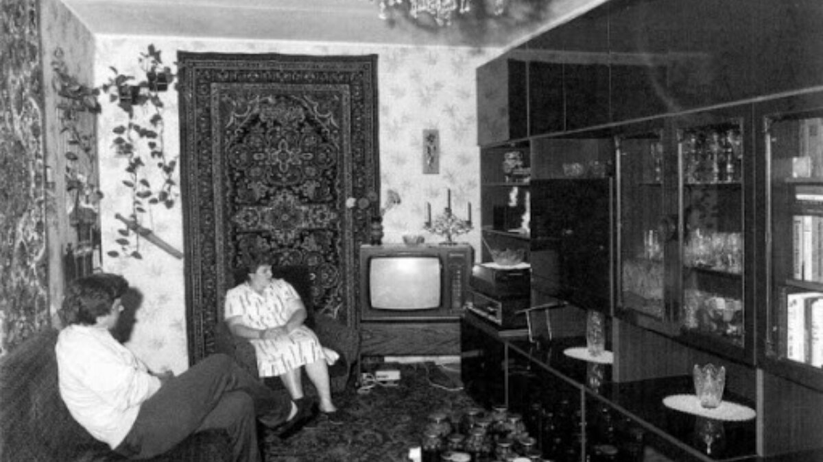 Дома не строили выше 4-5 этажей, чтобы не проводить туда лифт.  