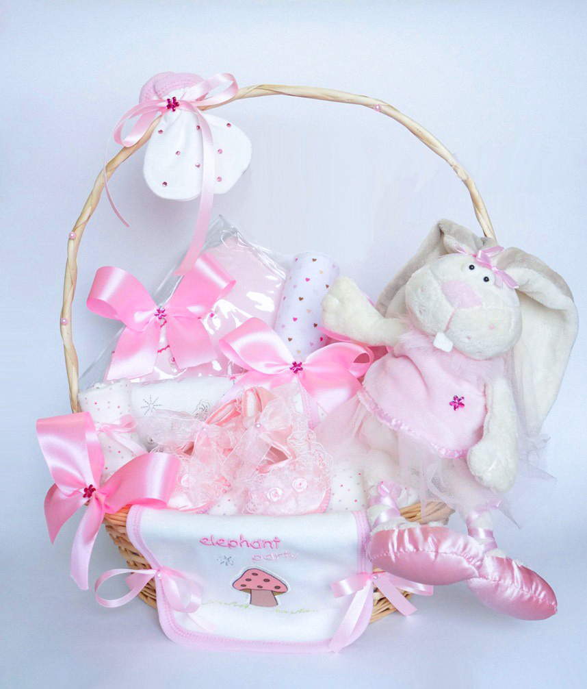 Бэби-букет из детской одежды и аксессуаров в корзине для девочки