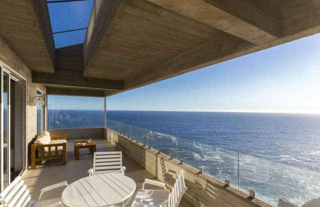 Балконы с обеих сторон дома свободно парят над Тихоокеанским побережьем