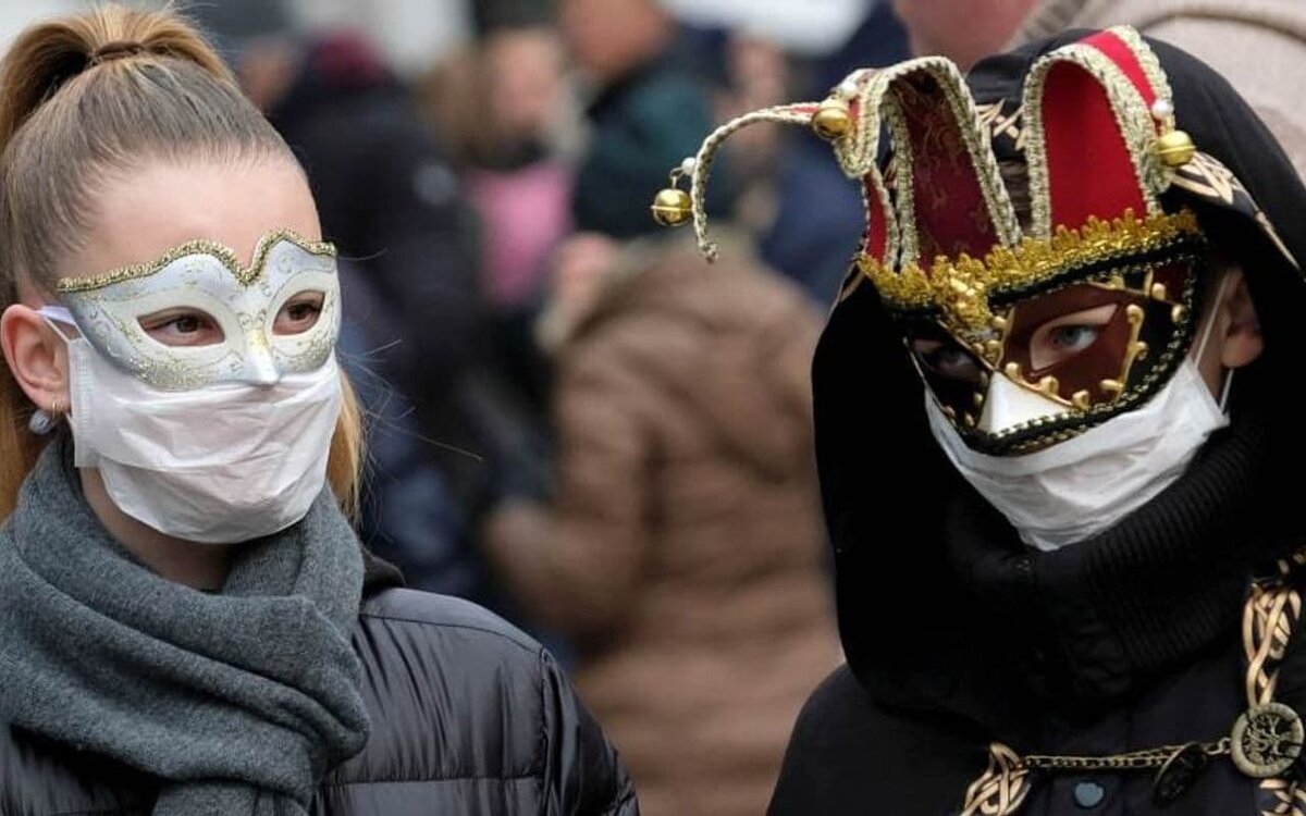 Девушки в Италии во время эпидемии.